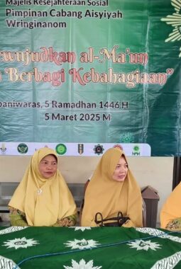 PCA Wringinanom Bagikan Paket Sembako kepada Warga Desa Lebaniwaras, Singgung Perlunya Sinergi Aisyiyah dan Muslimat untuk Melayani Umat